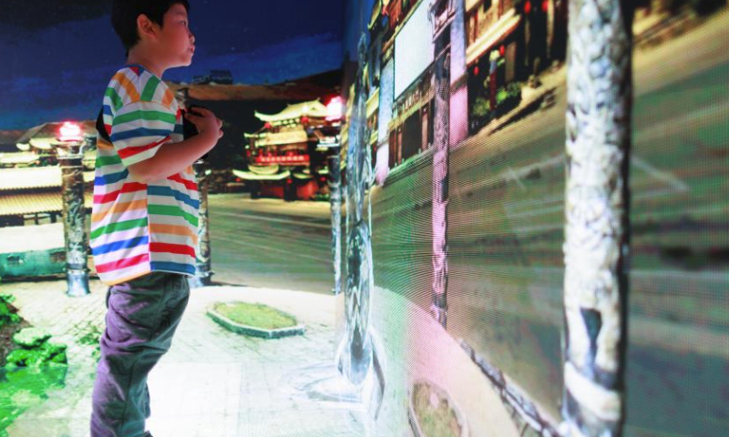A child watches a virtual landscape at the China International Big Data Industry Expo 2023 in Guiyang, southwest China's Guizhou Province, May 26, 2023.

The China International Big Data Industry Expo 2023 kicked off on Friday in Guiyang, capital of southwest China's Guizhou Province, showcasing the country's latest achievements in the big data industry and promoting relevant business exchanges.

During the three-day event, cutting-edge technologies have attracted the eyes of youngsters. (Xinhua/Liu Xu)