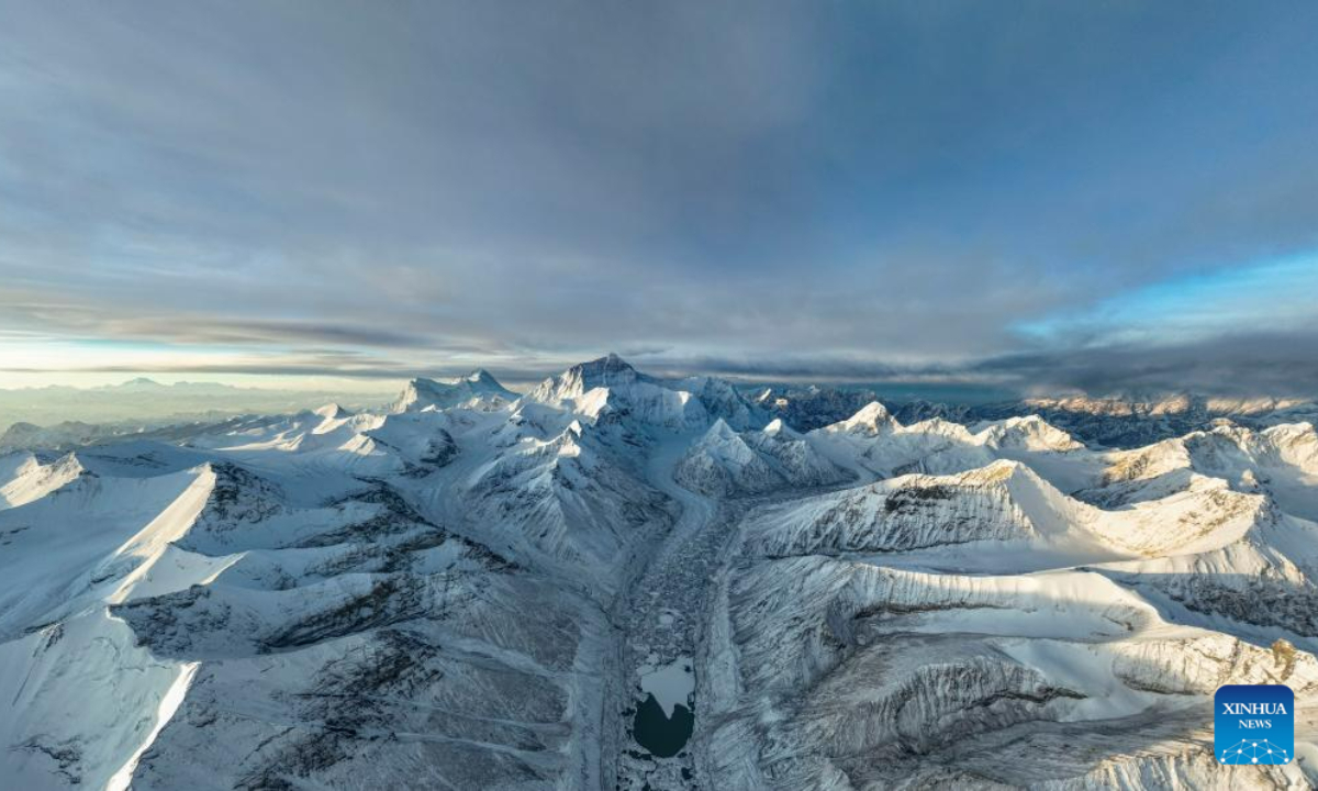 This aerial photo taken on May 23, 2023 shows a view of Mount Qomolangma and Himalaya mountains seen at an altitude of 8,400 meters in southwest China's Tibet Autonomous Region. Photo:Xinhua