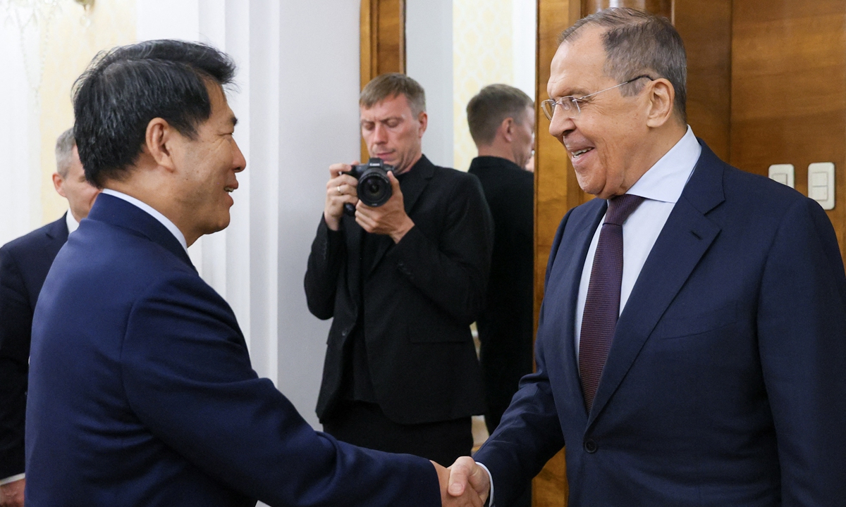 Special Representative of the Chinese Government on Eurasian Affairs Li Hui (left) meets with Russian Foreign Minister Sergei Lavrov in Moscow, on May 26, 2023. Photo: AFP