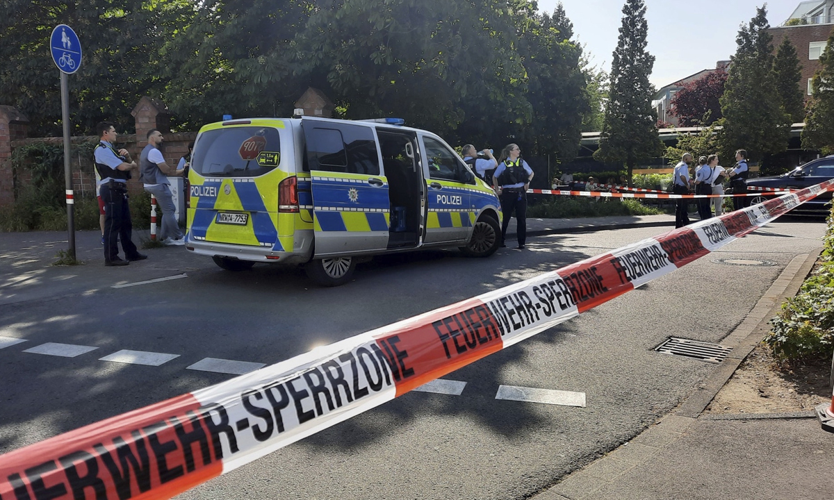 Police stand at a cordoned-off area on May 27, 2023, after a shooting occurred in the street just a few hundred meters from the Mülheim police station in Cologne, Germany that day. The shooting left one man dead and injured a woman, according to a local police spokesman. Photo: VCG