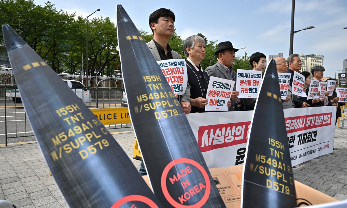 Activists hold placards next to cardboard cutouts depicting South Korean-made artillery shells during an anti-government protest near the Presidential Office in Seoul, on April 21, 2023, ahead of South Korean President Yoon Suk-yeol's planned visit to Washington to meet with US President Joe Biden. Photos: AFP