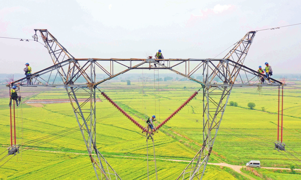 Workers conduct comprehensive maintenance of a 500-kilovolt transmission line in Chuzhou, East China's Anhui Province on May 28, 2023. With surging demand for electricity in summer, cities in China started seasonal power grid checks to ensure stable supply. Photo: cnsphoto