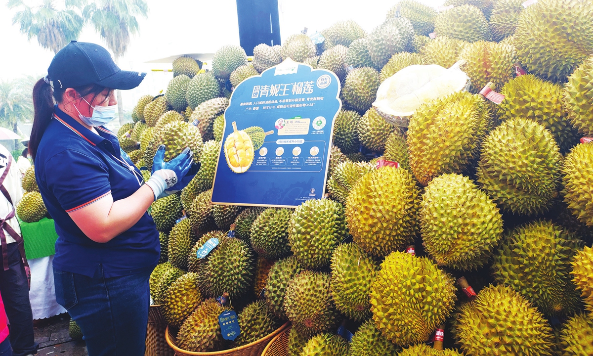 A salesperson helps consumers select durians during an event to promote Thai durians in Nanning, South China's Guangxi Zhuang Autonomous Region on May 13, 2023. Photo: VCG
