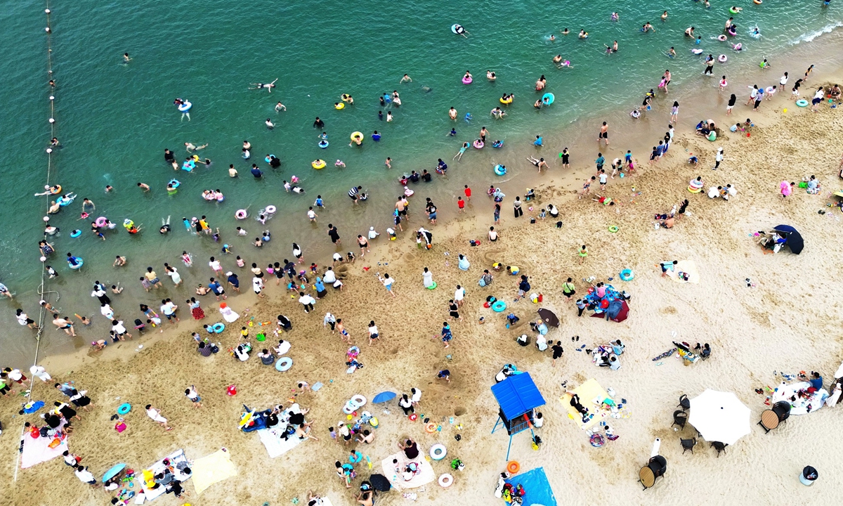 Residents flood to the beach amid the heat wave on June 1, 2023 in Shenzhen, South China's Guangdong Province. Photo: VCG