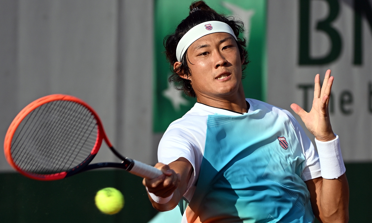 Chinese tennis player Zhang Zhizhen hits a return to Dusan Lajovic of Serbia at the French Open on May 29, 2023 in Paris, France. Photo: IC