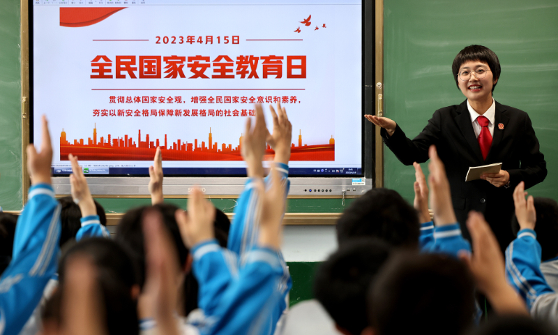 A judge explains the National Security Law to the students at Zaozhuang No. 41 Middle School in Shandong Province on April 14, 2023. Photo: VCG