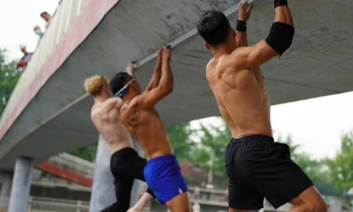 An internet-famous bridge in Beijing has been shut down after it attracted fitness enthusiasts, sports bloggers and even professional athletes to challenge themselves to freehand climbing and became an internet sensation, with videos of the feat attracting more than 5 billion views online. Photo: Sina Weibo