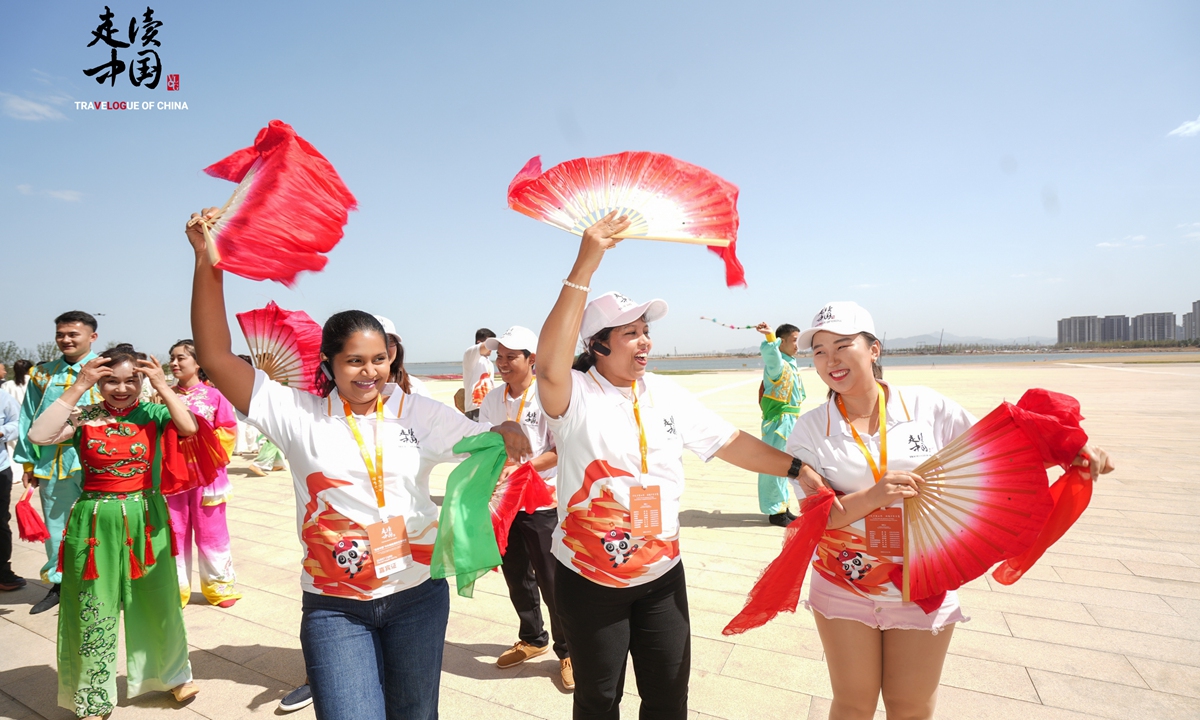 Foreign journalists learn to dance with local artists at the Qingdao SCODA Pearl International Expo Center on May 22, 2023. Photo: Courtesy of Global Times Online