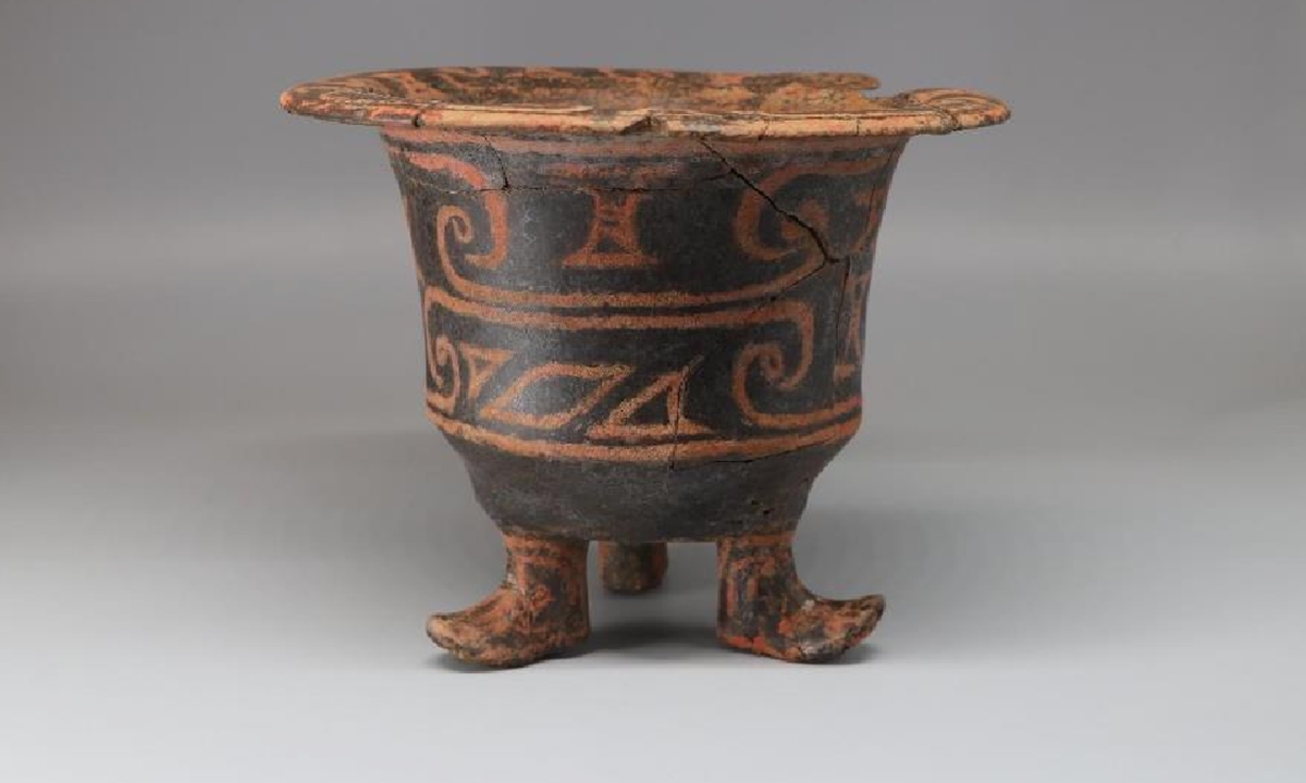 A painted pottery with boot-shaped feet discovered in Xingong site in Beijing Photo: Courtesy of National Cultural Heritage Administration 