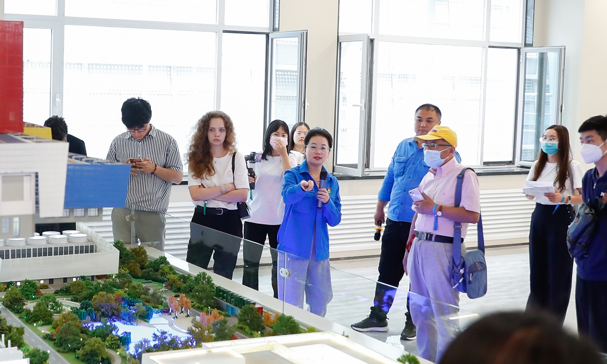 Media, students take the green trip to Beijing's Tongzhou district on Monday. Photo: Courtesy of the organizer 