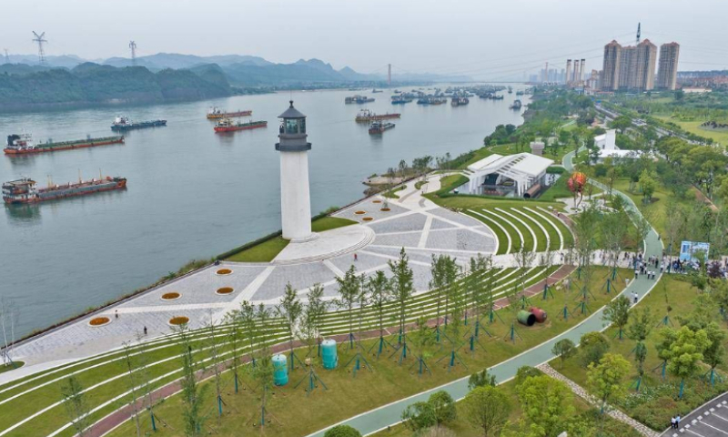 The downtown park in Yichang stretches along the banks of the Yangtze River with a length of more than 10 kilometers. Seen on June 1, 2023. Photo: Liu Shusong/Hubei Daily