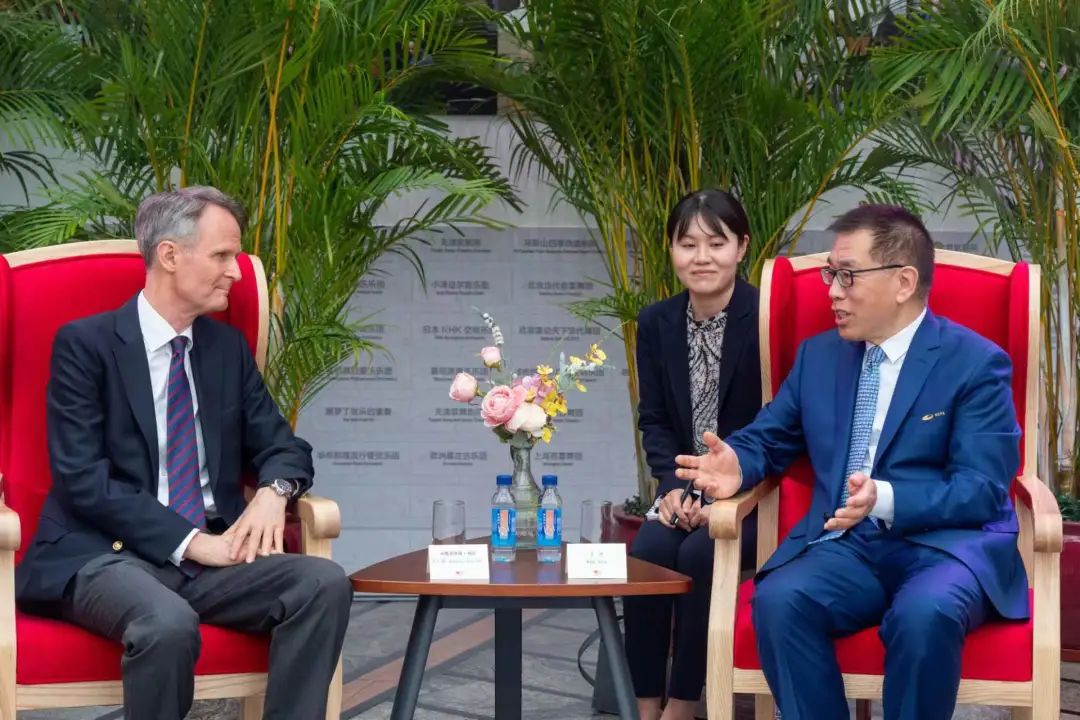 Austrian Ambassador to China Andreas Riecken (left) talks with Wang Ning, president of National Centre for the Performing Arts, in Beijing. Photo: Courtesy of Austrian Embassy in Beijing