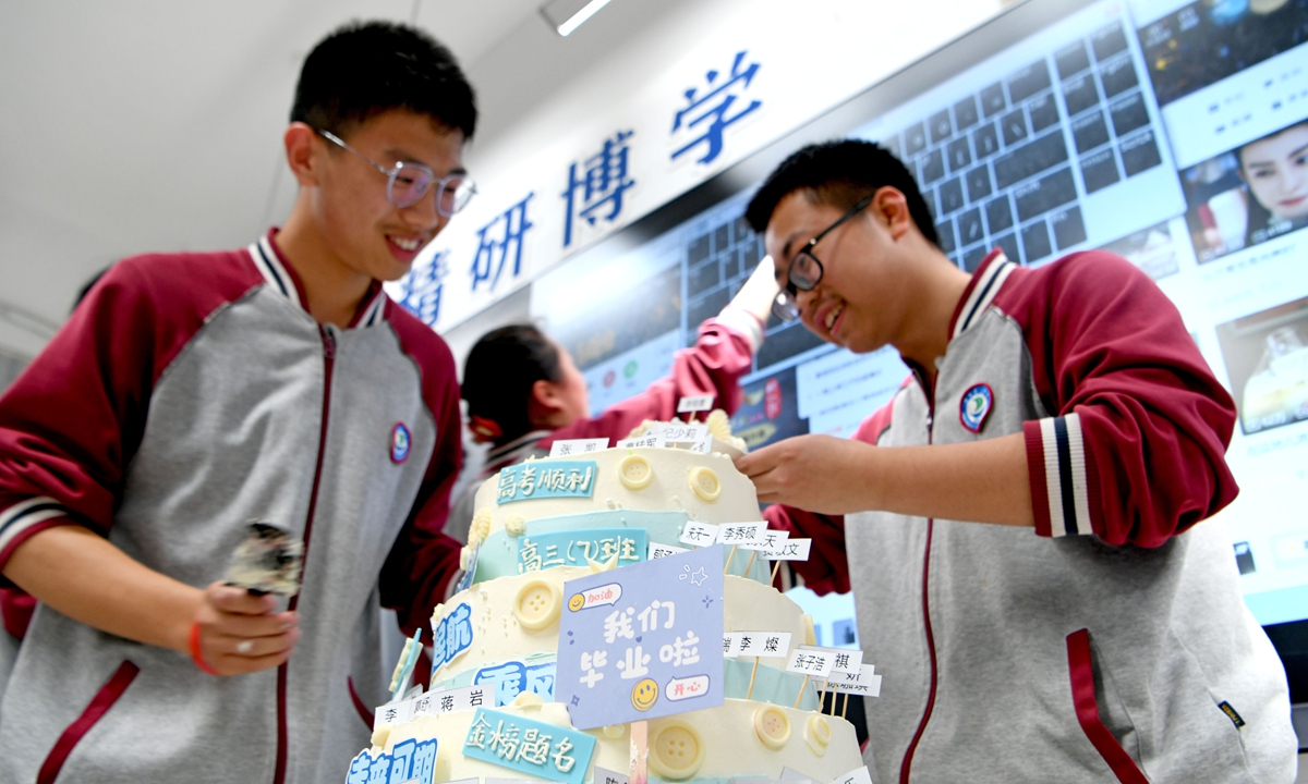 Students in Huainan, East China's Anhui Province share a cake at their last class in high school on June 4, 2023. This year's gaokao is scheduled for June 7 to 8, with a record 12.91 million people ready to take the test. Photo: VCG