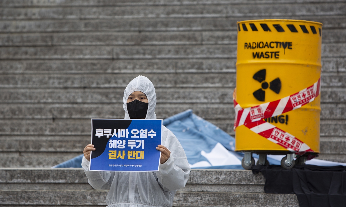 A member of a civic group protests against Japan'splan of dumping nuclear-contaminated wastewater,in Seoul, South Korea, on April 25, 2023. Photo: IC