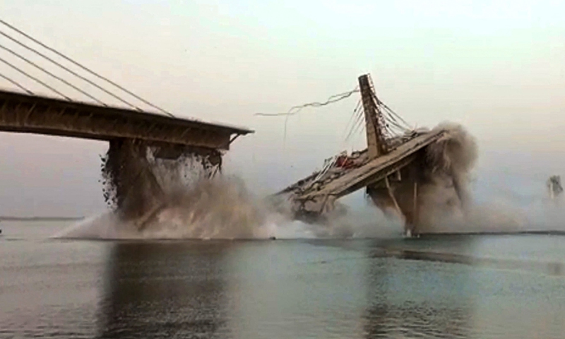 Photo shows an under construction bridge collapsing into the river Ganges in Bhagalpur district in India's eastern state of Bihar on on June 4, 2023. No casualties were reported after the incident. Photo: VCG