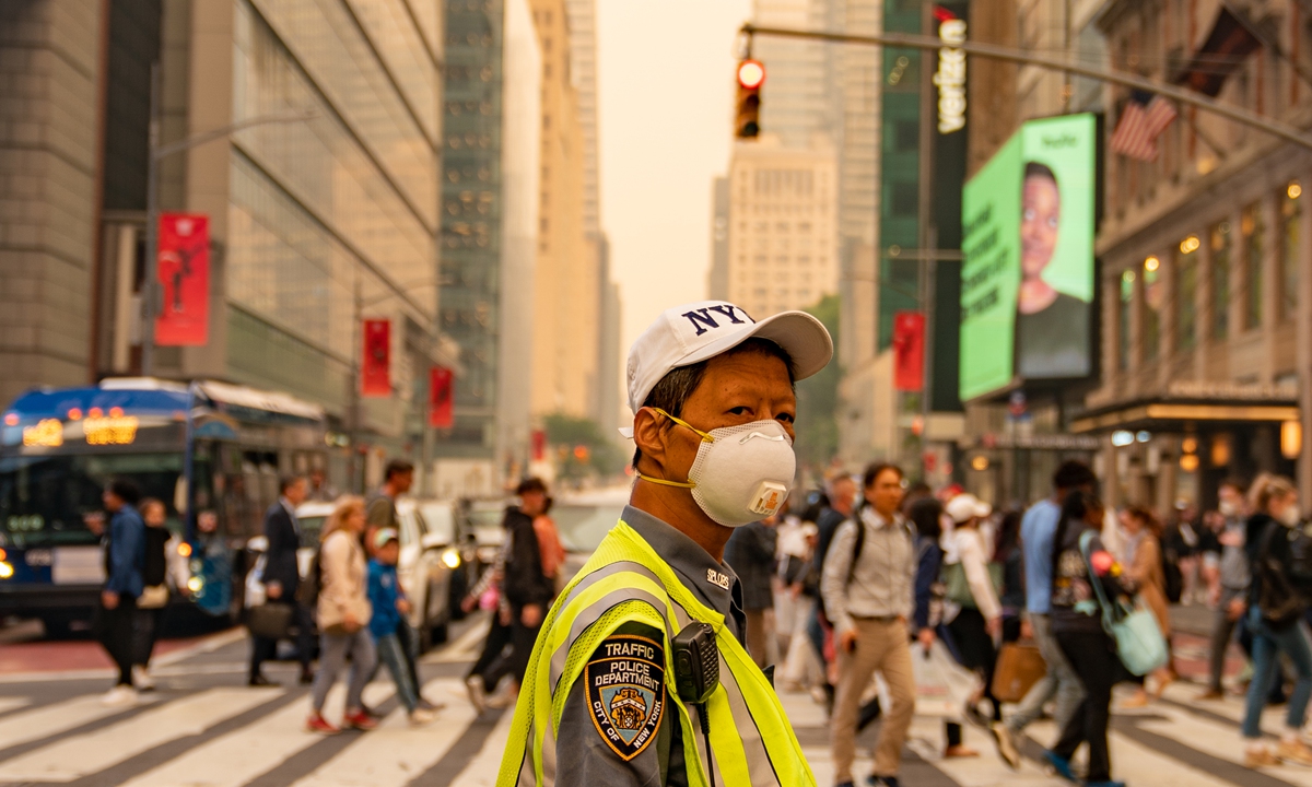 A traffic officer wears an N95 mask in Times Square amid a smoky haze from wildfires in Canada on June 7, 2023 local time in New York City. New York topped the list of most polluted major cities in the world as smoke from the fires continues to blanket the East Coast of the US. Photo: VCG