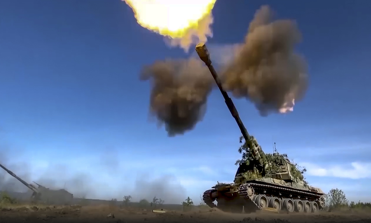 Photo taken from a video released by Russian Defense Ministry Press Service on June 5, 2023 shows a Russian self-propelled gun firing toward Ukrainian positions at an undisclosed location. Photo: VCG