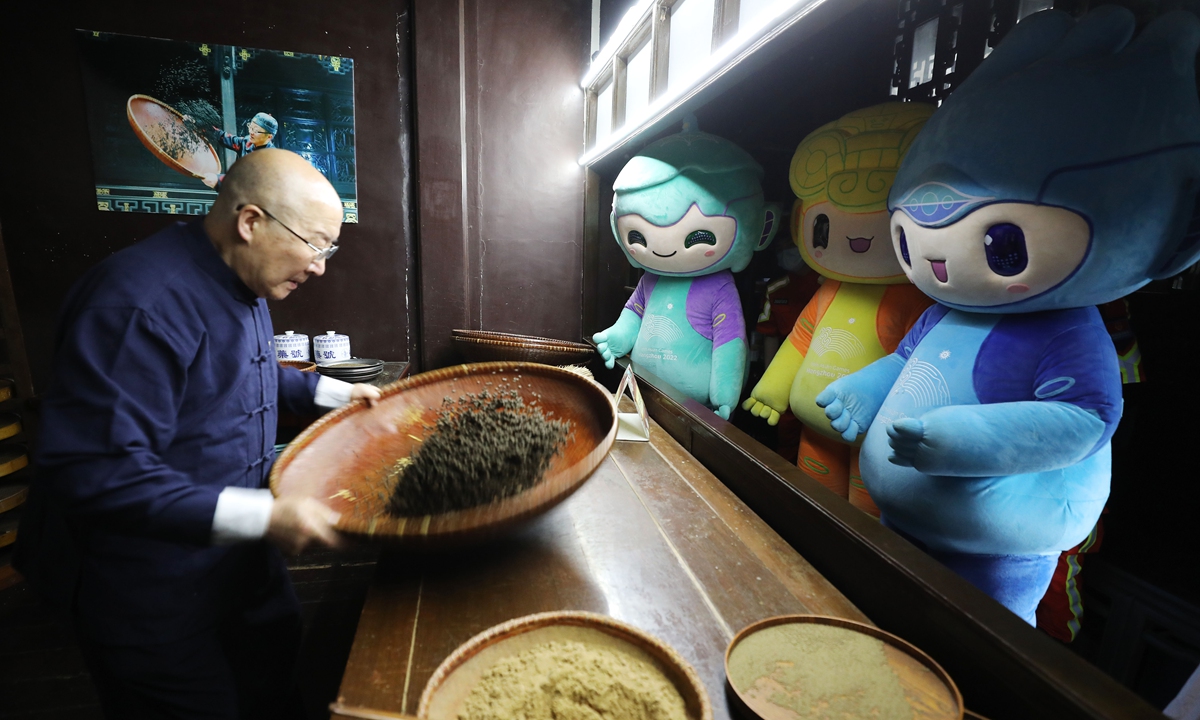 The mascots of the Hangzhou 2022 Asian Games watch a display of traditional Chinese medicine (TCM) at Huqingyutang, a centuries-old pharmacy, in Hangzhou, East China's Zhejiang Province on June 6, 2023. There will be TCM culture display areas at many venues during the Asian Games, which will be held from September 23 to October 8. Photo: VCG