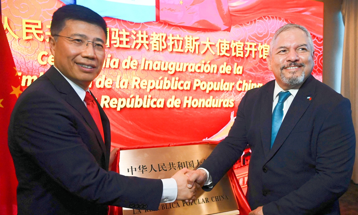 Charge d'affaires of the Chinese Embassy in Honduras Yu Bo  (left) shake hands with Honduran Foreign Minister Eduardo Enrique Reina as they jointly unveil the plaque to inaugurate the Chinese Embassy in Tegucigalpa on June 5, 2023 local time. Photo: VCG