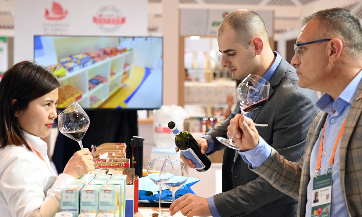 Serbian exhibitors taste wine with Chinese buyers at the China-CEEC Expo in East China's Ningbo on May 16, 2023. Photo: VCG