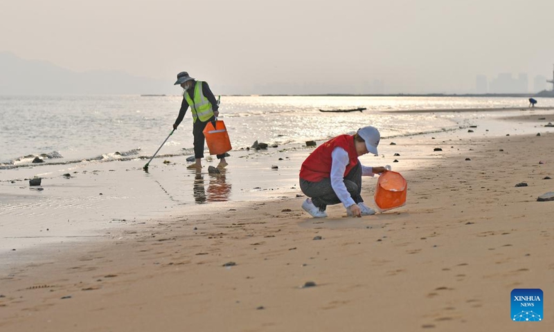 Volunteers pick up garbage on the beach at Fushan District in Yantai City, east China's Shandong Province, on June 5, 2023. The World Environment Day 2023 falls on June 5, focusing on combating plastic pollution. People across China took action to protect the ecological environment in the county.(Photo: Xinhua)