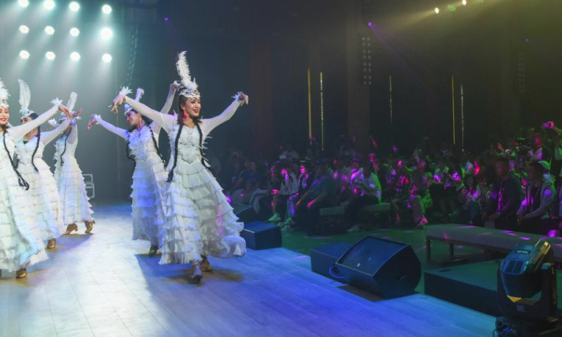 Tourists watch a performance at Huiyuan ancient town in Huocheng County, northwest China's Xinjiang Uygur Autonomous Region, June 16, 2023. Swathes of beautiful lavender is luring a large number of tourists to Huocheng County.

An international lavender tourism festival kicked off in Huocheng on June 15. (Xinhua/Ding Lei)