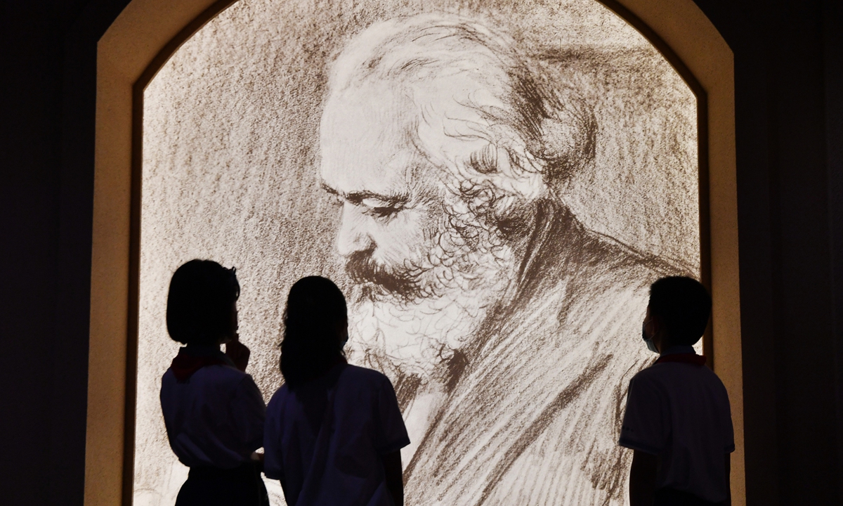 Students pay respects to the portrait of Karl Marx at the Marxist study and practice base in Qingdao, East China's Shandong Province on September 22, 2022 Photo: VCG