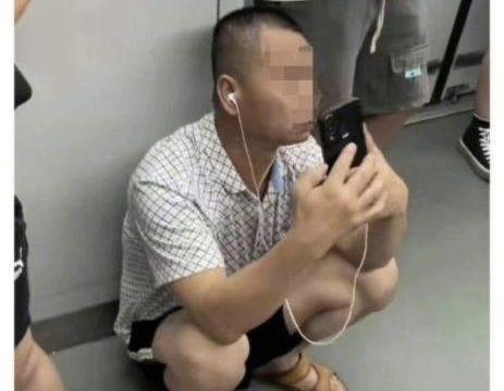 A college girl has received widespread criticism on social media for accusing a man of furtively taking photos of her on a subway and calling him a sordid geezer, despite that the man proved his innocence. Photo: Snapshot from Sina Weibo.