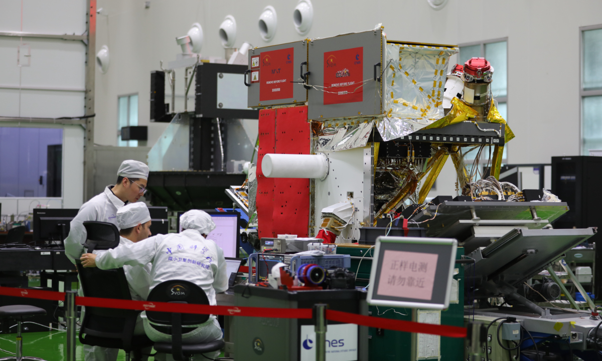 Le satellite SVOM est en cours d’assemblage et de test à l’Académie de l’innovation pour les microsatellites de l’Académie chinoise des sciences le 17 mai 2023. Photo : Chen Xia/GT