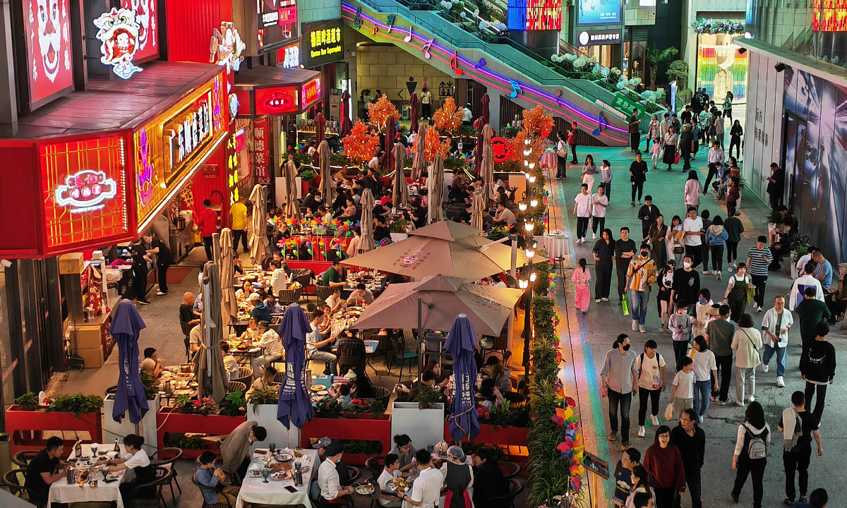 Les restaurants d’un quartier commercial de Pékin sont tous pleins le 2 mai 2023. Photo:VCG