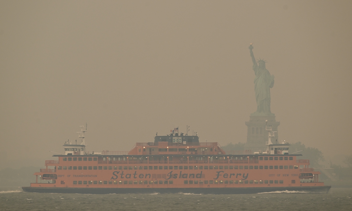 The Downtown Manhattan skyline stands shrouded in a reddish haze as a result of Canadian wildfires on June 06, 2023 in New York City. Photo: AFP