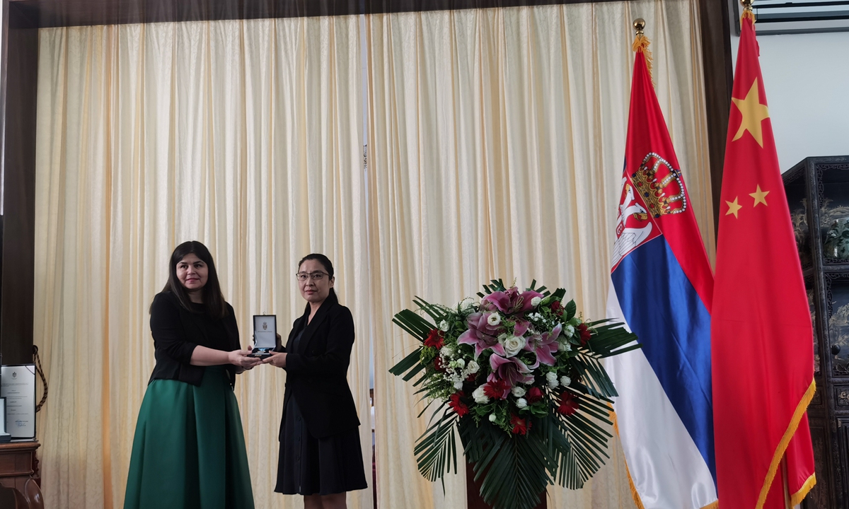 Serbian Ambassador to China Maja Stefanovic (left) confers a medal to a Chinese laureate on June 7, 2023. Photo: Hu Yuwei/GT