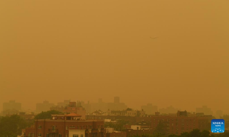 An airplane flies over New York, the United States, on June 7, 2023. Central and eastern areas of New York state will come under an air quality health advisory on Wednesday as air quality worsens amid wildfires in Canada, according to the New York state government.(Photo: Xinhua)
