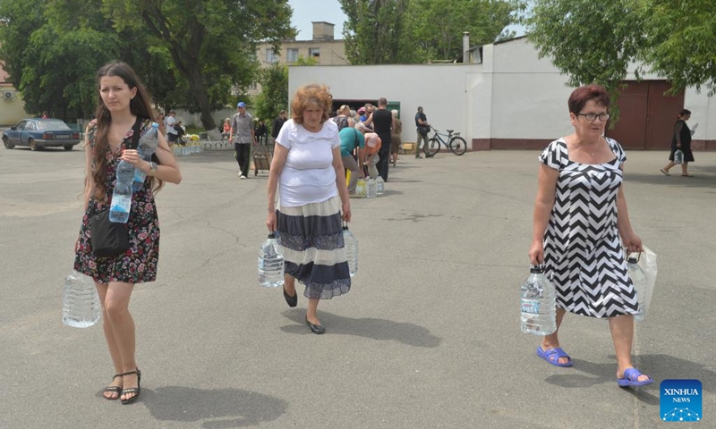 People receive life supplies in the Kherson region, June 10, 2023. The Kakhovka hydroelectric power plant was destroyed on Tuesday, causing a decrease of the dam water level and massive flooding in nearby areas.(Photo: Xinhua)