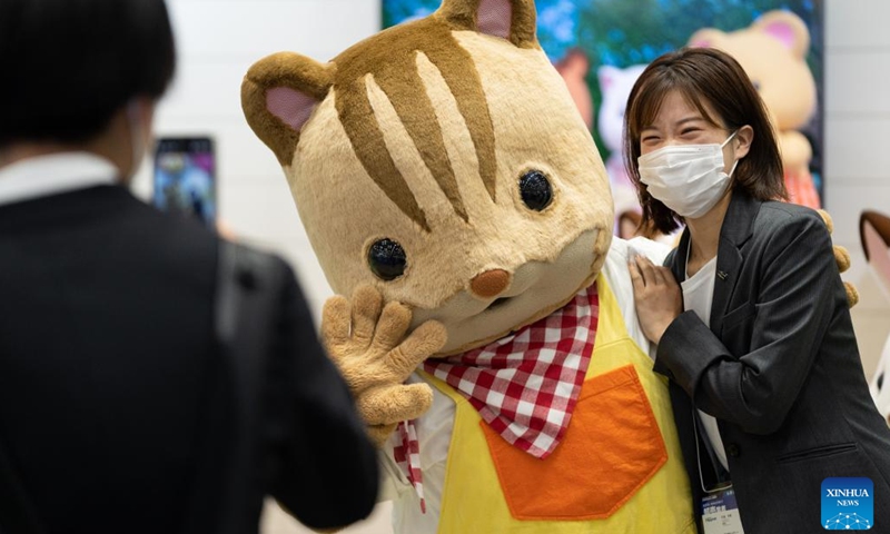 A visitor poses for photos with a character performer at the International Tokyo Toy Show in Tokyo, Japan, June 8, 2023. The International Tokyo Toy Show, which runs from Thursday to Sunday, is expected to bring together 156 firms worldwide to exhibit their latest products to an estimated 90,000 visitors.(Photo: Xinhua)