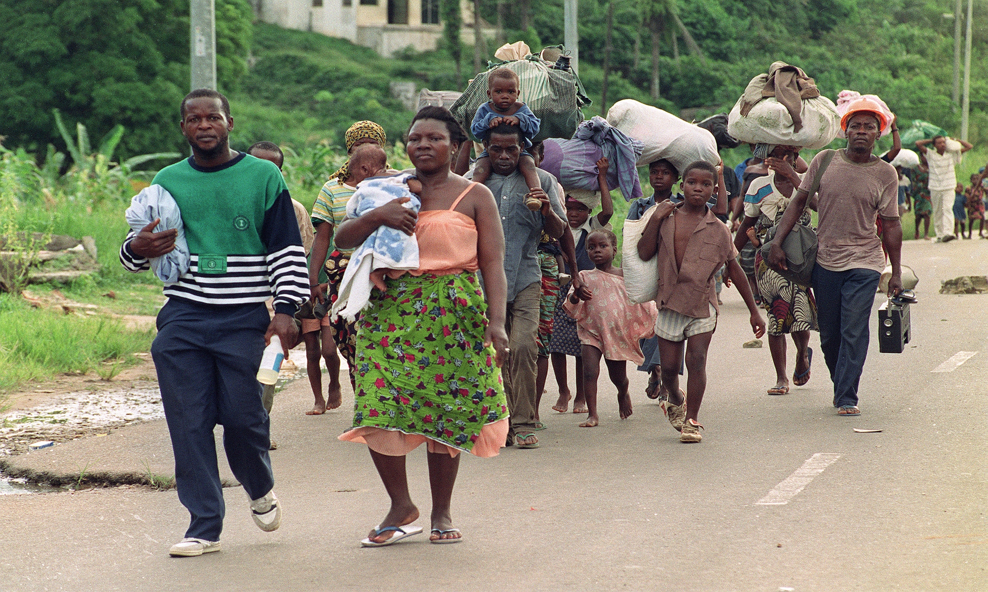 Refugees flee Paynesville on August 10, 1990 during heavy fighting between the rebels of the National Patriotic Front of Liberia (NPFL) and the Armed Forces of Liberia (AFL) loyal to president Doe. Photo: AFP