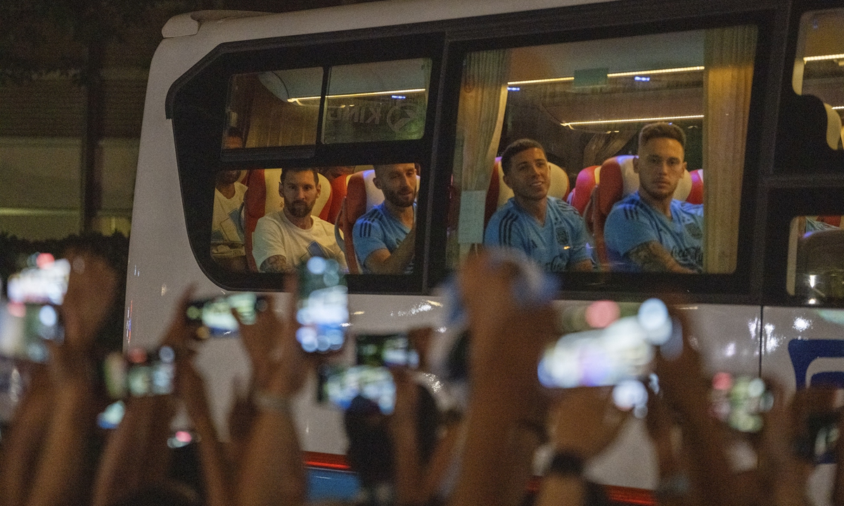 Fans take photos of Lionel Messi on the bus on June 12, 2023. Photo: VCG