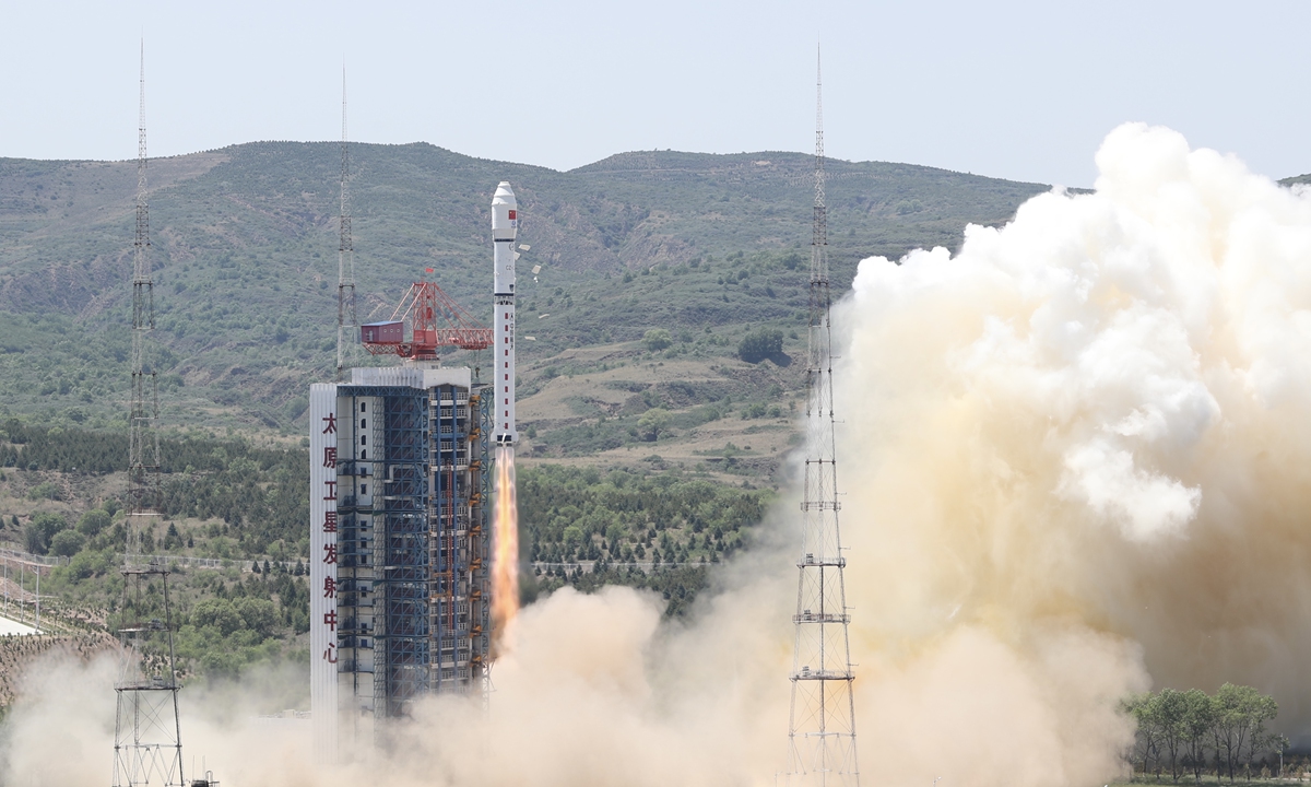 

A Long March-2D rocket carrying 41 satellites takes off from the Taiyuan Satellite Launch Center in North China's Shanxi Province on June 15, 2023. China launched a Long March-2D rocket to place 41 satellites in orbit on Thursday, setting a domestic record for the most satellites lifted in one go. Photo: VCG