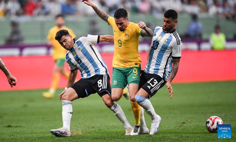 Jamie Maclaren (C) of Australia vies with Marcos Acuna (L) and Cristian Romero of Argentina during an international football invitational between Argentina and Australia in Beijing, capital of China, June 15, 2023.(Photo: Xinhua)
