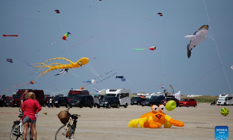 People fly kites during an international kite festival in Fanoe, Denmark, on June 13, 2023.(Photo: Xinhua)