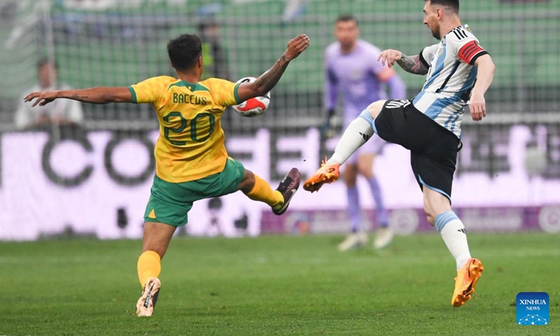 Lionel Messi (R) of Argentina vies with Keanu Baccus of Australia during an international football invitational between Argentina and Australia in Beijing, capital of China, June 15, 2023(Photo: Xinhua)
