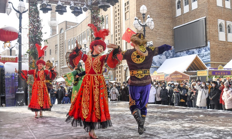Performers dance at the grand bazaar in Urumqi, northwest China's Xinjiang Uygur Autonomous Region, Jan. 23, 2023.(Photo: Xinhua)