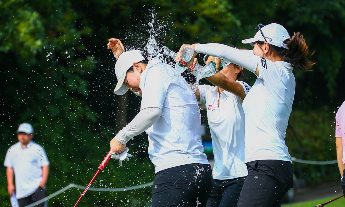Pan Yanhong (left) from Northwest China's Shaanxi Province celebrates winning the women's title at the 2023 National Golf Championship on June 18, 2023 in Southwest China's Chongqing Municipality. Li Linqiang from Southwest China's Sichuan Province won the men's title. Photo: Courtesy of the China Golf Association
