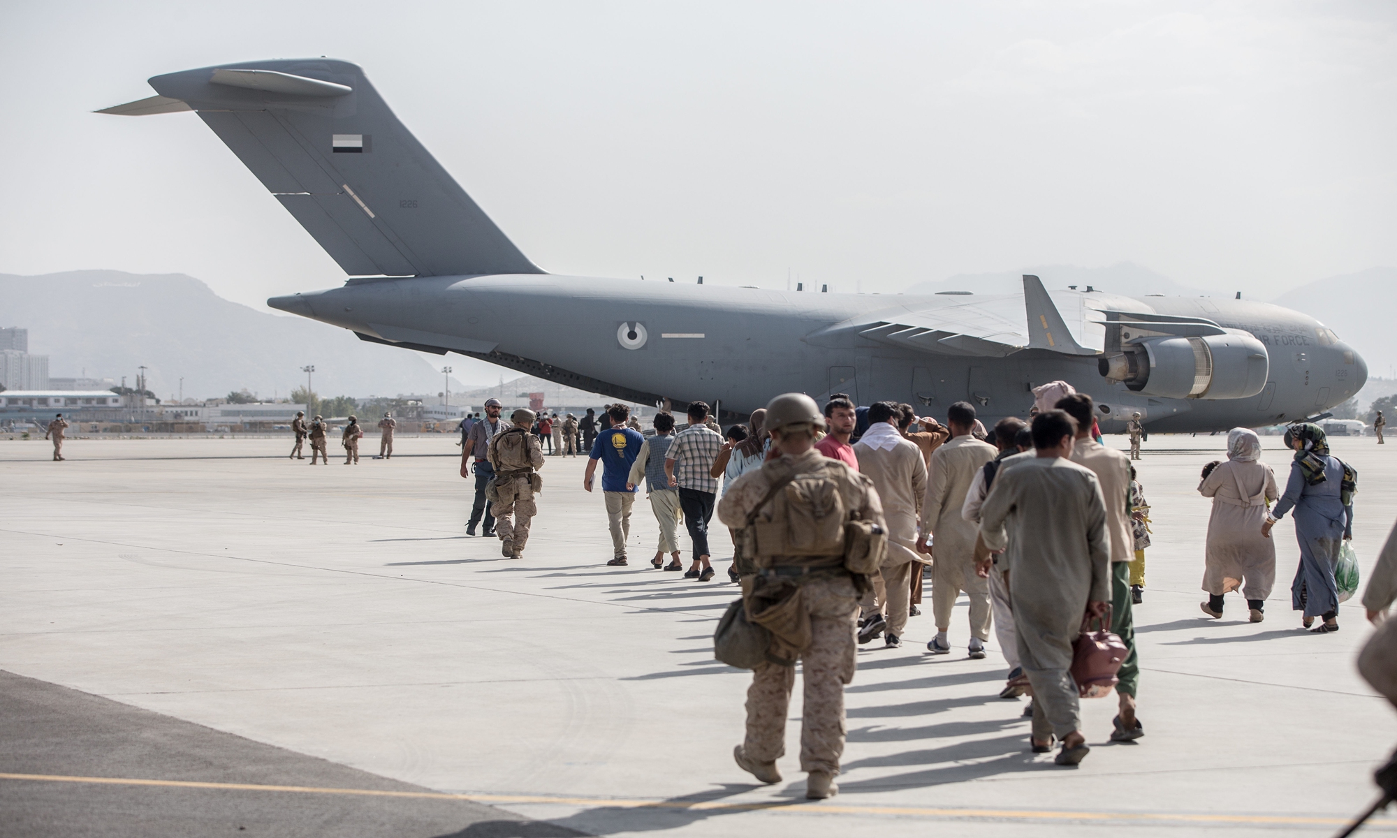 US service members assist the US Department of State in reducing designated personnel in Afghanistan during an evacuation process, at Hamid Karzai International Airport, Kabul, Afghanistan, on August 21, 2021. Photo: IC