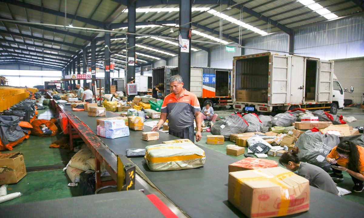Staff members are busy packing and sorting parcels for the 618 shopping festival on June 18, 2023, at a logistics park in Nantong, East China's Jiangsu Province. Photo: VCG