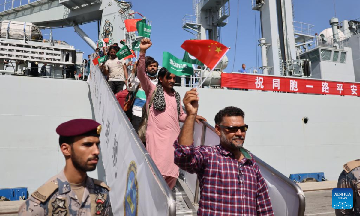 Pakistani people evacuated from Sudan by the Chinese People's Liberation Army (PLA) Navy's comprehensive supply ship Weishanhu arrive at the Saudi Arabian port of Jeddah on April 29, 2023. Photo:Xinhua