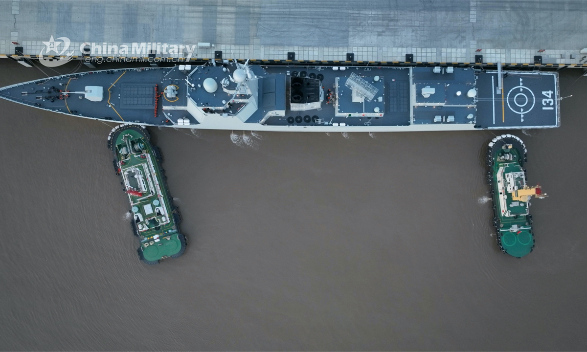 The guided missile destroyer Shaoxing (Hull 134) attached to a naval destroyer flotilla under the PLA Eastern Theater Command conducts berthing and de-berthing training with the assistance of two tug boats during a recent live force-on-force training exercise. (eng.chinamil.com.cn/Photo by Wen Zidong)