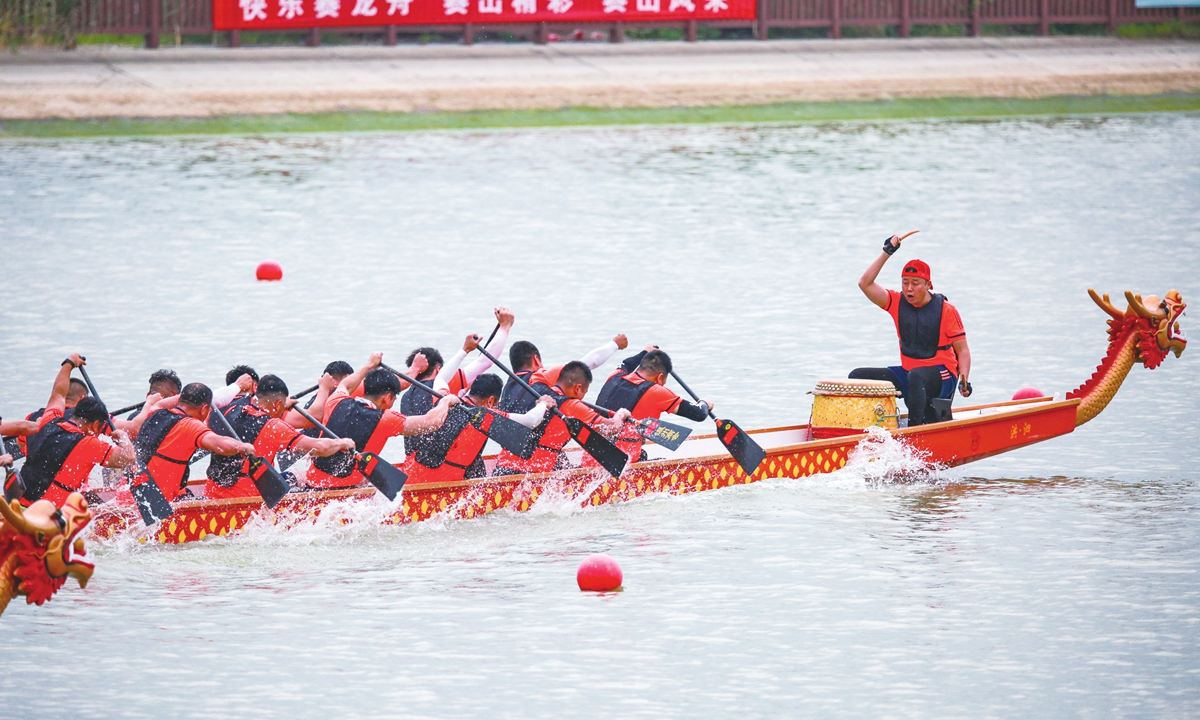 People compete in a dragon boat race. Photo: VCG