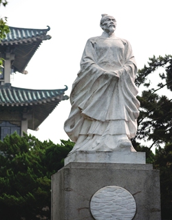 A statue of Qu Yuan, who is remembered in connection to the origin of the Dragon Boat Festival Photo: VCG