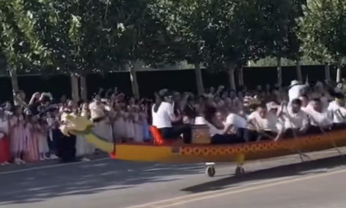 In the inland region of Northwest China's Xinjiang Uygur Autonomous Region, local people also stage a unique dragon boat race on the land rather than in the water as it usually does.
